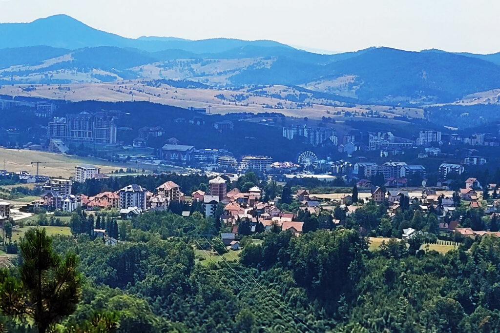 Ein Blick auf Zlatibor inmitten der hügeligen Landschaft. – City-Check Zlatibor, FemNews.de Blick auf die Stadt Zlatibor