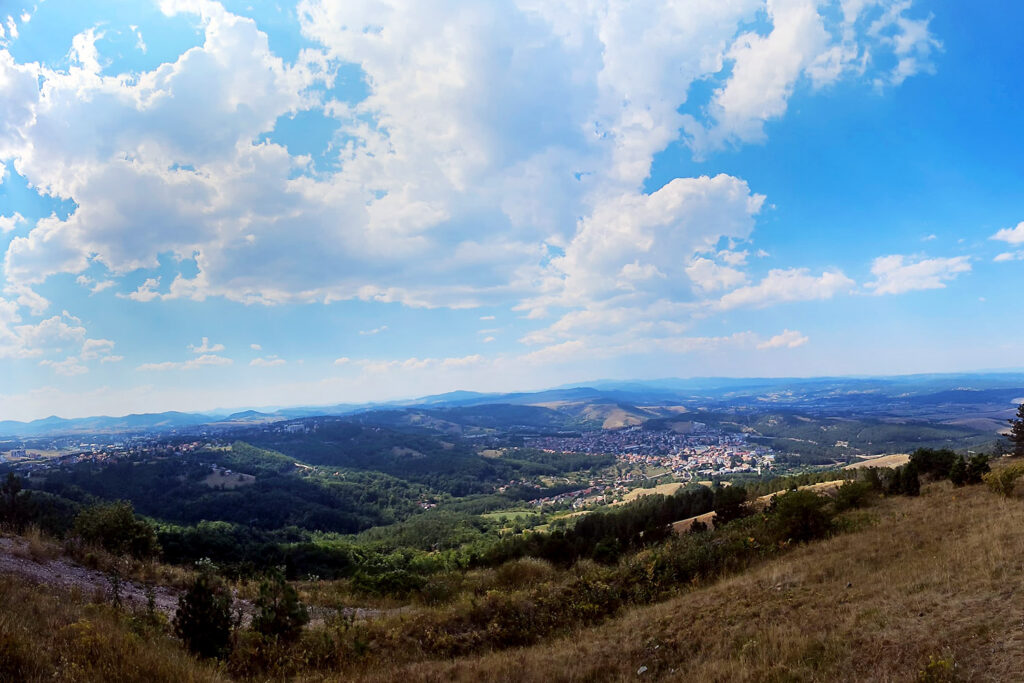 Grüne Hügellandschaft der Bergregion Zlatibor im Westen Serbiens - City-Check Zlatibor, FemNews.de Grüne Wiesen und bewaldete Hügel in der Region Zlatibor im Westen Serbiens