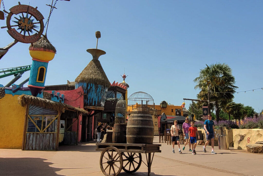 Toverland bei Venlo bietet alles, was du dir von einem Familien-Freizeitpark wünschst. Fahrgeschäft für Groß und Klein, liebevoll gestaltete Themenbereiche, Ruhebereiche für kleine Pausen und für Regentage sogar überdachte Attraktionen. <br/>Femnews.de 