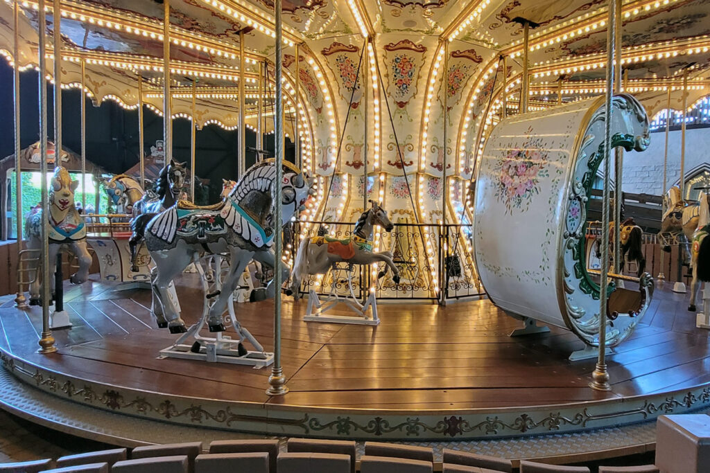 Das nostalgische Pferdekarussell im Toverland bringt Kinderaugen zum Leuchten. - FemNews.de