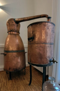 FemNews.de: Duftseminar Farina, histotische Geräte zur Herstellung von Destillaten.