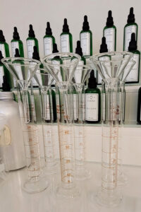 Ein emotionaler Höheüunkt des Duftseminars ist das Mischen deines eigenen Eau de Cologne. - FemNews.de