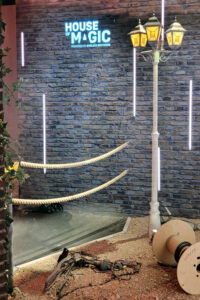 Mit dem Kopf durch die Wand kommst du hier im House of Magic. Aber nicht nur dein Kopf, sondern dein ganzer Körper kann hier wie ein Geist durch Wände hindurchgehen. - FemNews.de