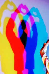 Wer sagt, dass alle Schatten grau sein müssen? Hier kannst du in eine bunte Schattenwelt eintreten. House of Magic Oberhausen - FemNews.de