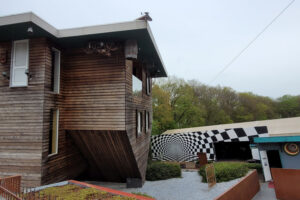 Hier steht wirklich alles Kopf. Ein toller Spaß für Groß und Klein! - FemNews.de