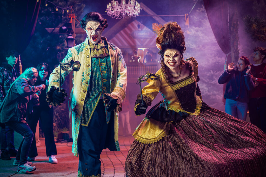 Die Besucher der Halloween Experience können unter anderem auf einem Vampirball tanzen. Zwei Vampire auf einem Maskenball