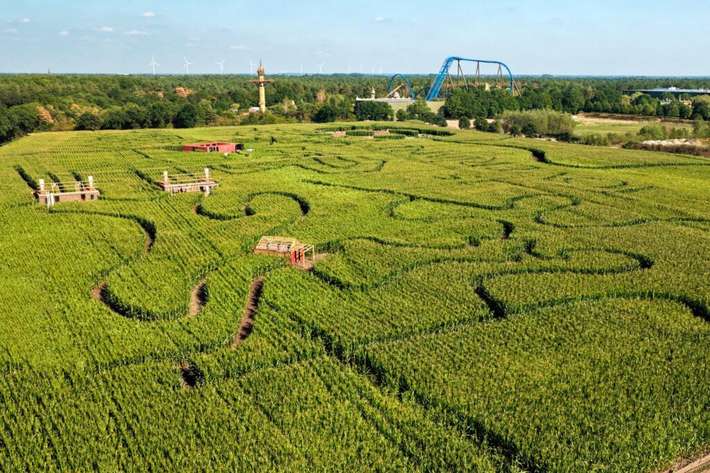 Im Toverland wartet ein sieben Hektar großes Maislabyrinth darauf, von dir entdeckt zu werden. Luftaufnahme des Maislabyrinths im Toverland