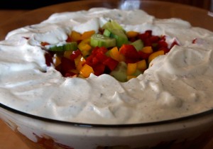 Mahlzeit - Rezepte - Taco Salat - Schicht für Schicht entsteht dein Party-Salat - FemNews.de