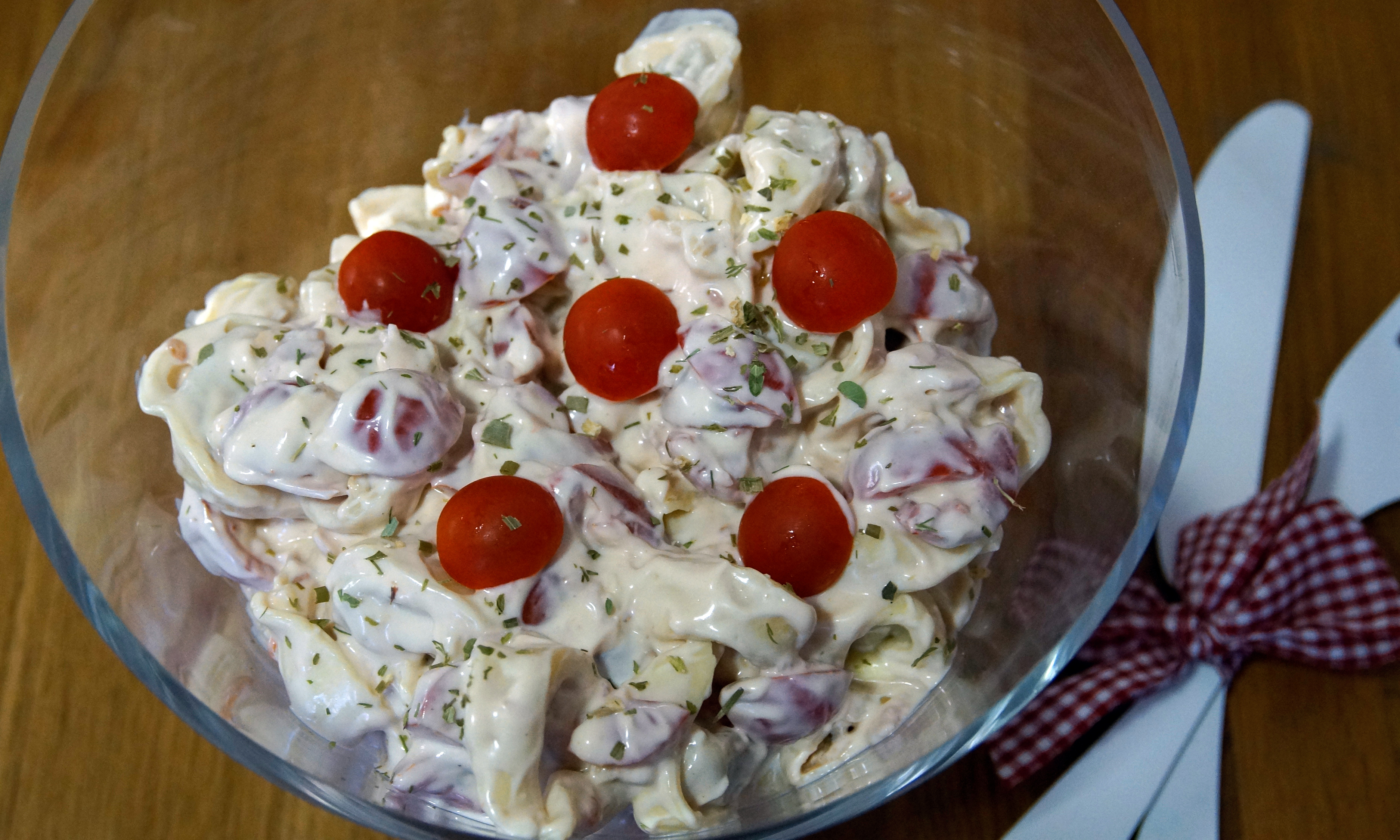 Mahlzeit! Tortellini-Salat mit Schinken und Tomaten - FemNews.de