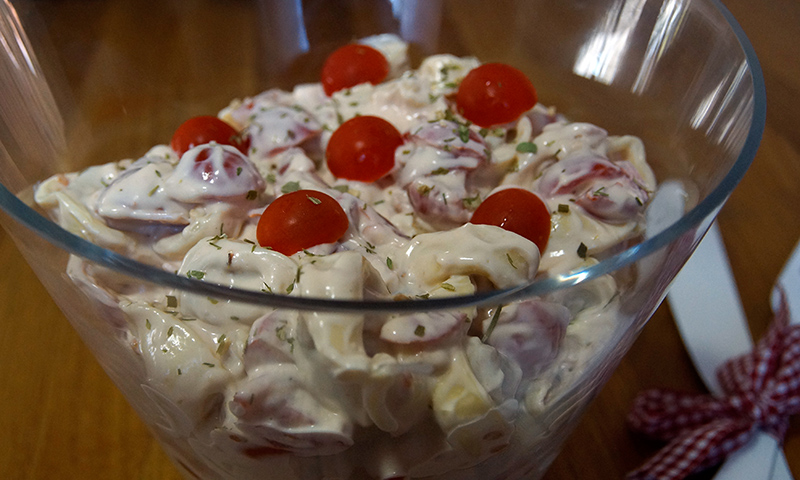 Mahlzeit! Tortellini-Salat mit Schinken und Tomaten - FemNews.de