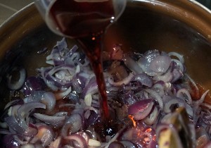Mahlzeit - Rezept - Rote Zwiebelsuppe mit Rotwein verfeinert - FemNews.de