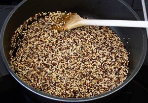 Mahlzeit - Rezept - Quinoa-Salat - Quinoasamen anbraten - FemNews.de